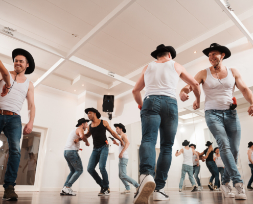 Geniet van een dynamische combinatie dans workshop bij Paaldansstudio & Dance Centre - de ultieme danservaring!