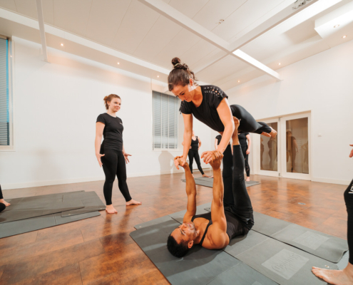 Workshop-Acroyoga-023 Levendige acroyoga-workshop bij Paaldansstudio & Dance Centre: Versterk lichaam en geest met onze meeslepende acrobatische oefeningen. Doe mee en ontdek de kracht van samenspel!