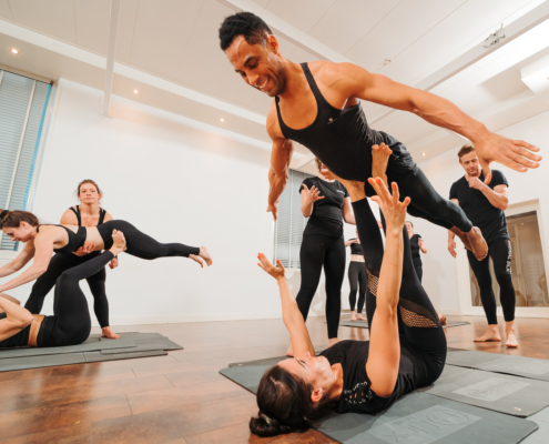 Workshop-Acroyoga-026 Levendige acroyoga-workshop bij Paaldansstudio & Dance Centre: Versterk lichaam en geest met onze meeslepende acrobatische oefeningen. Doe mee en ontdek de kracht van samenspel!