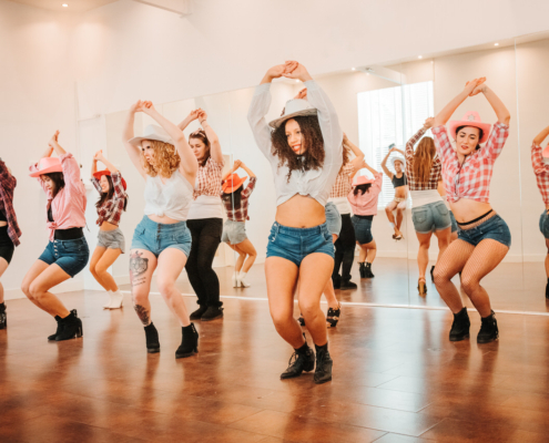Vrolijke deelnemers tijdens de energieke Coyote Ugly workshop bij Paaldansstudio & Dance Centre. Boek nu!