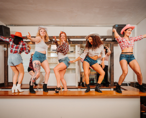 Vrolijke deelnemers tijdens de energieke Coyote Ugly workshop bij Paaldansstudio & Dance Centre. Boek nu!