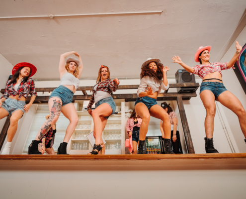 Vrolijke deelnemers tijdens de energieke Coyote Ugly workshop bij Paaldansstudio & Dance Centre. Boek nu!