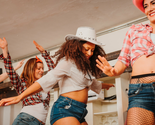 Vrolijke deelnemers tijdens de energieke Coyote Ugly workshop bij Paaldansstudio & Dance Centre. Boek nu!