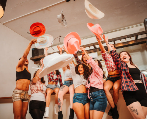 Vrolijke deelnemers tijdens de energieke Coyote Ugly workshop bij Paaldansstudio & Dance Centre. Boek nu!
