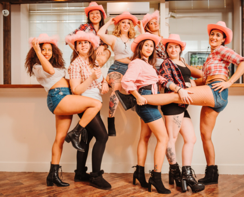 Vrolijke deelnemers tijdens de energieke Coyote Ugly workshop bij Paaldansstudio & Dance Centre. Boek nu!