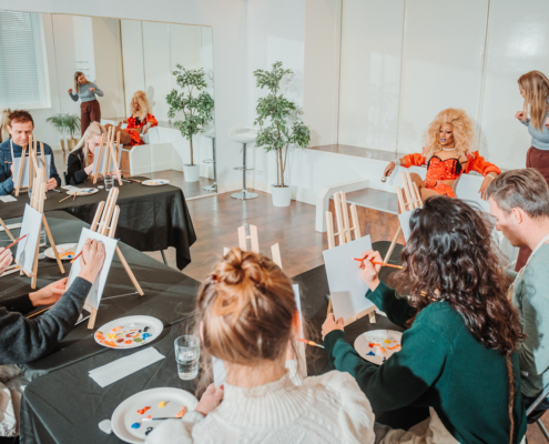 Paint a drag workshop - Paaldansstudio & Dance Centre. Ontdek je innerlijke artiest en schilder de unieke drag look. Doe mee aan deze levendige workshop!