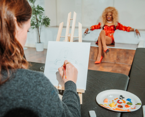Paint a drag workshop - Paaldansstudio & Dance Centre. Ontdek je innerlijke artiest en schilder de unieke drag look. Doe mee aan deze levendige workshop!