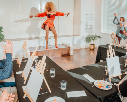 Paint a drag workshop - Paaldansstudio & Dance Centre. Ontdek je innerlijke artiest en schilder de unieke drag look. Doe mee aan deze levendige workshop!