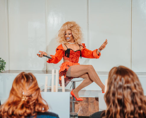 Paint a drag workshop - Paaldansstudio & Dance Centre. Ontdek je innerlijke artiest en schilder de unieke drag look. Doe mee aan deze levendige workshop!