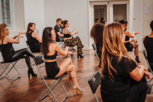 Workshop-Chairdance-09 Enthousiaste deelnemers genieten van een energieke workshop chairdance bij Paaldansstudio & Dance Centre - een perfecte mix van beweging, plezier en zelfexpressie!