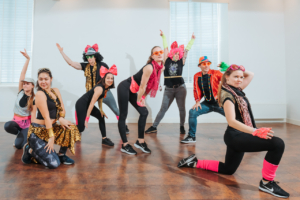 Workshop-Disco-013 Enthousiaste deelnemers aan onze disco workshop bij Paaldansstudio & Dance Centre, waar plezier en beweging samenkomen! Doe mee en laat je helemaal gaan!