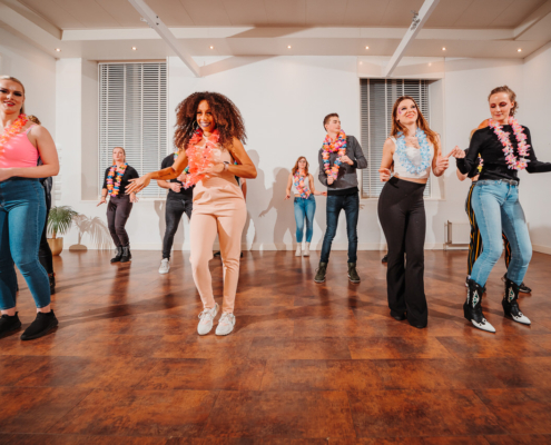 Workshop-Latin-Dance-01 Leer de kunst van Dancehall tijdens onze inspirerende workshop bij Paaldansstudio & Dance Centre - boost je dansvaardigheden en laat je creativiteit de vrije loop! Boek nu.
