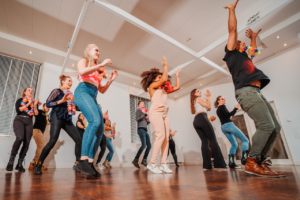 Workshop-Dancehall-06 Leer de kunst van Dancehall tijdens onze inspirerende workshop bij Paaldansstudio & Dance Centre - boost je dansvaardigheden en laat je creativiteit de vrije loop! Boek nu.
