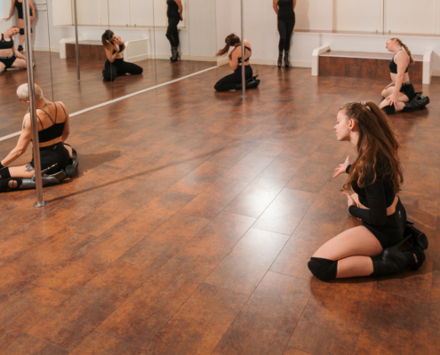 Workshop-gogo-dancing-030 Enthousiaste deelnemers aan de gogo dancing workshop bij Paaldansstudio & Dance Centre - Leer bewegen met flair en energie!